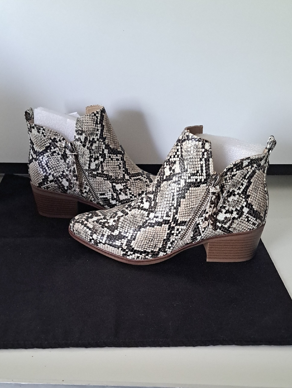 NIB MIA Auden Faux Snakeskin Bootie 8.5  2"block Heel.